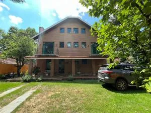 Mansão em Santo Antônio do Pinhal com 4 suítes, Wi-FI, churasqueira, casinha na árvore, bilhar e tênis de mesa - Pinhalzinho