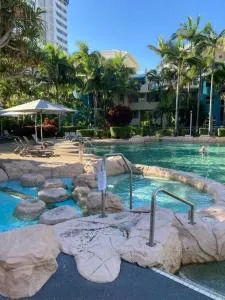 BROADBEACH Beachside! Home, Carport, Courtyard, Pools Spas - Голд-Кост