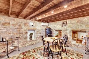 The Rock House Hideaway - TANK HOUSE