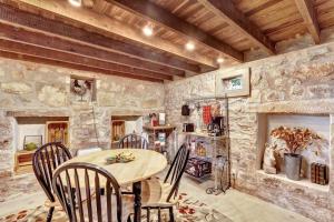 The Rock House Hideaway - TANK HOUSE