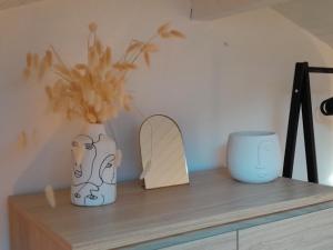 Charmante Villa Patio avec Terrasse : Proche Plages et Centre, Idéale pour 4 Personnes - FR-1-239-789