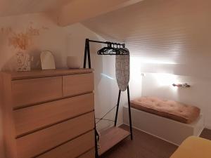 Charmante Villa Patio avec Terrasse : Proche Plages et Centre, Idéale pour 4 Personnes - FR-1-239-789