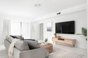 57 Tomaree Rd House - air con, Wi-Fi and boat parking