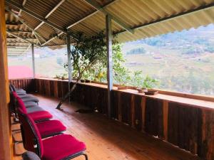 Phòng Giường Đôi Nhìn Ra Núi (Double Room with Mountain View)