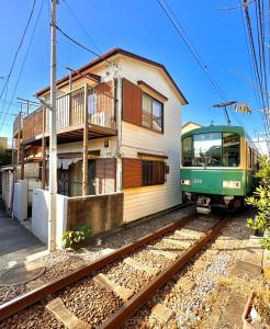 江ノ電の線路沿いで過ごす古民家ステイ 海まで3分 一棟貸し film koshigoe