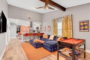 Groovy Funhouse Getaway - 4 bdrm near Legoland