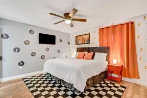 Groovy Funhouse Getaway - 4 bdrm near Legoland
