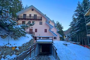 Chaberton Romantic Retreat Ski In Ski Out - Happy Rentals