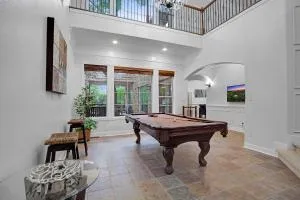 Luxury 5-bedroom house, Green belt, Majestic Oak Trees, Hot Outdoor 8 Person Spa. - لايك واي