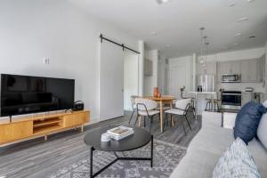 Highlands 2BR w Pool WD Gym vibrant area ATX-198