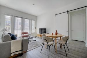 Highlands 2BR w Pool WD Gym vibrant area ATX-198