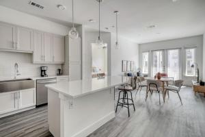 Highlands 2BR w Pool WD Gym vibrant area ATX-198