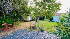Villas Jolie maison avec parking et jardin au coeur de Loix : Maison 2 Chambres