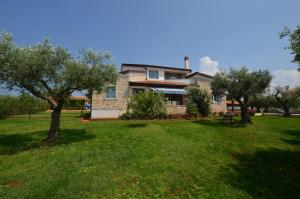 Holiday Home Sverko with garden in Novigrad