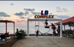 Lonely beach complex titanic hotel in beach shopping street markets ในศูนการค้าติดทะเล