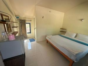 Lonely beach complex titanic hotel in beach shopping street markets ในศูนการค้าติดทะเล