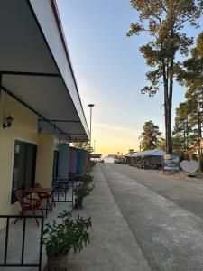 Lonely beach complex titanic hotel in beach shopping street markets ในศูนการค้าติดทะเล