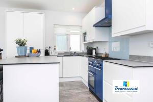 SEACREST by BOURNECOAST - A Modern Holiday Apartment with SEA VIEWS, a Balcony and Parking - FM8497