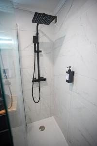 Luxury Suites Keyless Appartement Moderne et Spacieux 90 m2 Parking, Métro 14 Paris - Orly