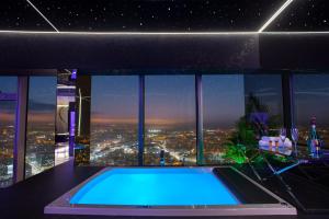 Apartamenty Sky Tower z Jacuzzi Przy Oknie