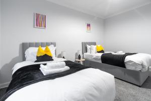 2 BDR Flat At Caledonia Luxe Stays Short Lets & Serviced Accommodation Shotts