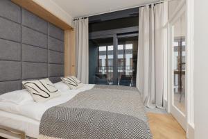 Exclusive Apartments with Furnished Balcony in Warsaw by Renters Prestige