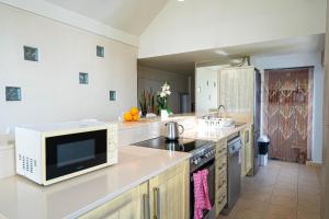 Ocean View Penthouse - Central Location - 100m to the Beach