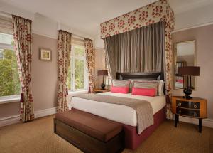 Suite, 1 King, Sofa bed room in St. Ermin's Hotel Autograph Collection by Marriott