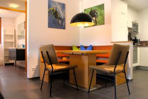 Verwall 1 Garten FeWo by Alpenfeder