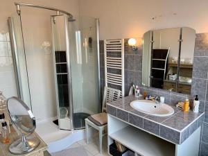 Villas Maison 5 pieces 10-12 personnes avec piscine chauffee - TIFENN : photos des chambres