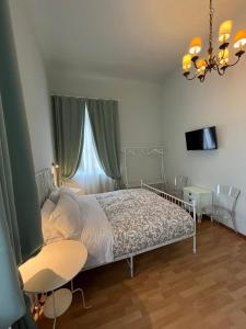 Triple Room with Private Bathroom room in Dante Alighieri