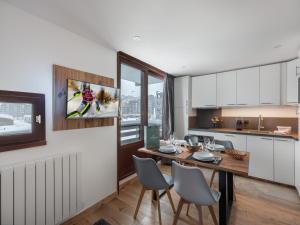 Appartement rénové ski aux pieds avec balcon à Val Thorens - FR-1-640-34