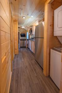 River Cabin Hot Tub & Swim Spa Near Downtown