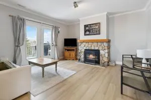 3BR Snowbridge Chalet in Blue with Golf Course View - Nottawa