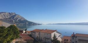 Black and White Apartment - 2 bedrooms, walk to the beach