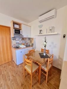 Vila Maslina Apartments mit Pool und Garten nahe am Strand