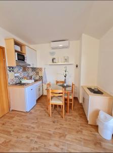 Vila Maslina Apartments mit Pool und Garten nahe am Strand