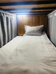 Phòng Ngủ Tập Thể Cho Cả Nam Và Nữ (Mixed Dormitory Room)