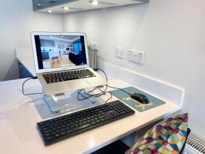 Heavenly Pad beach retreat studio 300m to beach with fast links to city centre