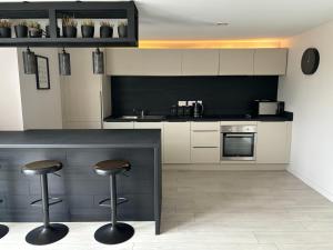 Riverside Wharf - Free Parking, Business, Couples & Families