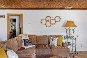 Honeybee by the Bay in Big Bear Lake