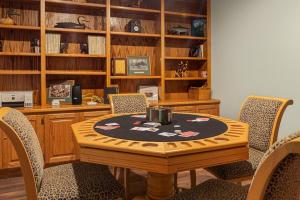 Roaring Lion Lakefront Lodge