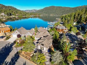 Roaring Lion Lakefront Lodge