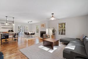 Emerald Cabin WHot tub, Firepit, Lake, Skiing