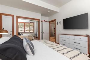 Powderhorn Lodge 102: Sego Lily Suite