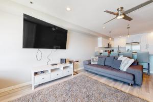 Blue Wave Penthouse Fourth-floor renovated penthouse with ocean views, pool, grill, & WD access