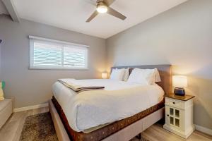 Blue Wave Penthouse Fourth-floor renovated penthouse with ocean views, pool, grill, & WD access