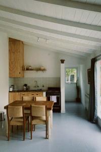 Monoambiente en barrio La Perla con jardín a pocas cuadras de la playa