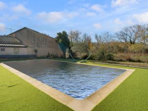 Villa with swimming pool in Sorgues