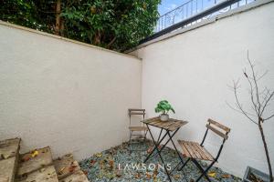 Modern Living by Lawsons with FREE PARKING